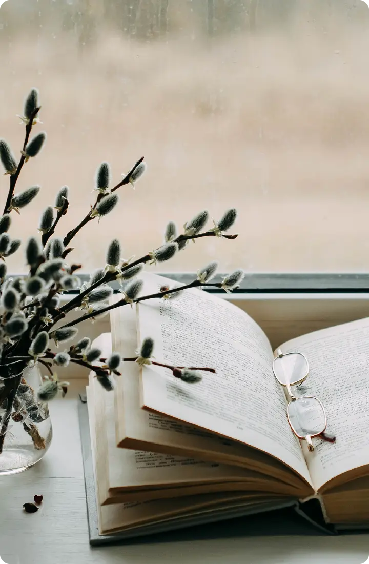 本の上に眼鏡を置いている写真